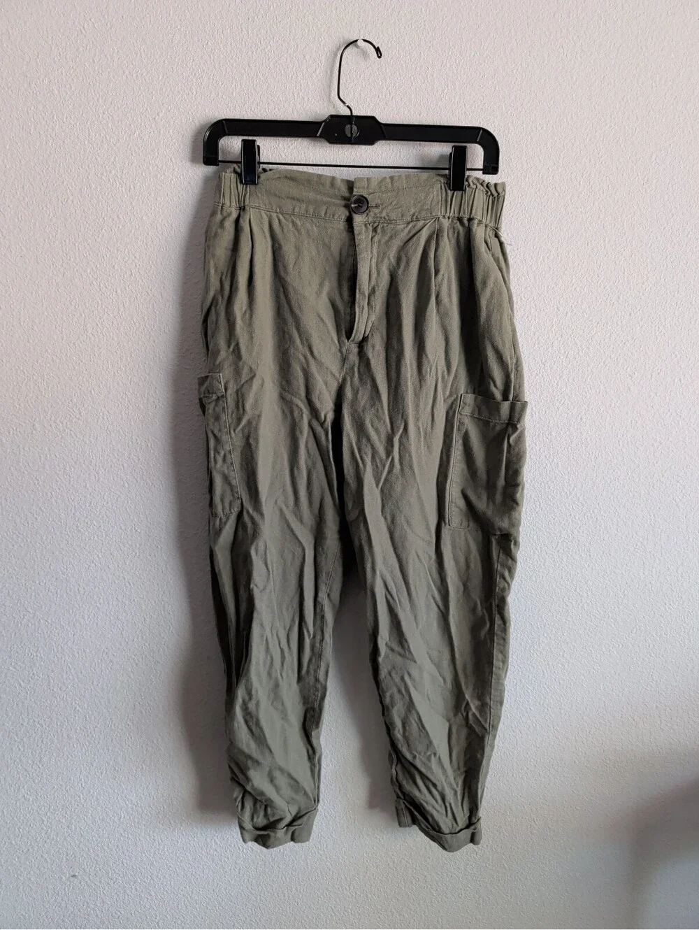 Zara green cargo pants with side pockets.